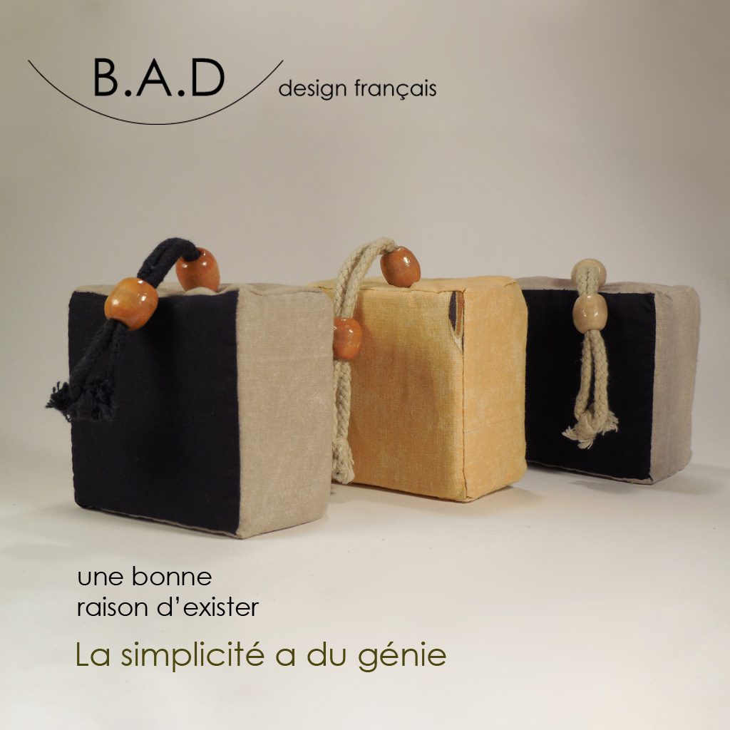 Ensemble de trois accessoires en mousse recouverts de tissu pour maintenir les fenêtres ouvertes les soirs d'été.