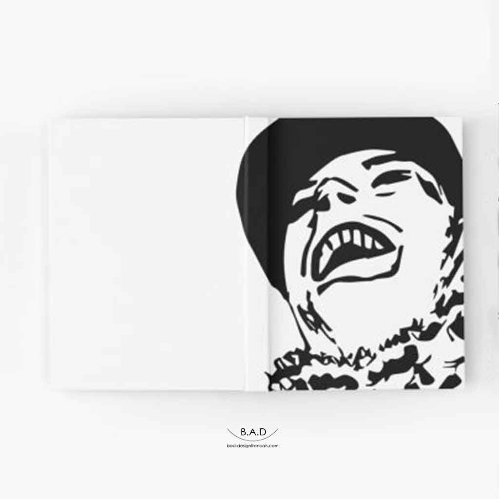 Carnet cartonné avec une première de couverture illustrée avec un dessin en noir et blanc représentant un visage de jeune femme morte de rire.