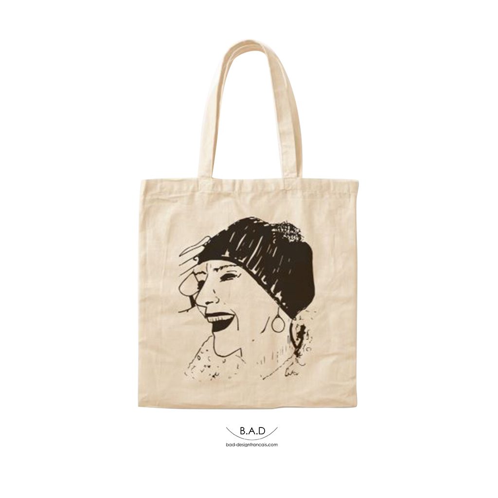 Sac en tissu avec motif en noir et blanc représentant un portrait de femme entrain de rire.