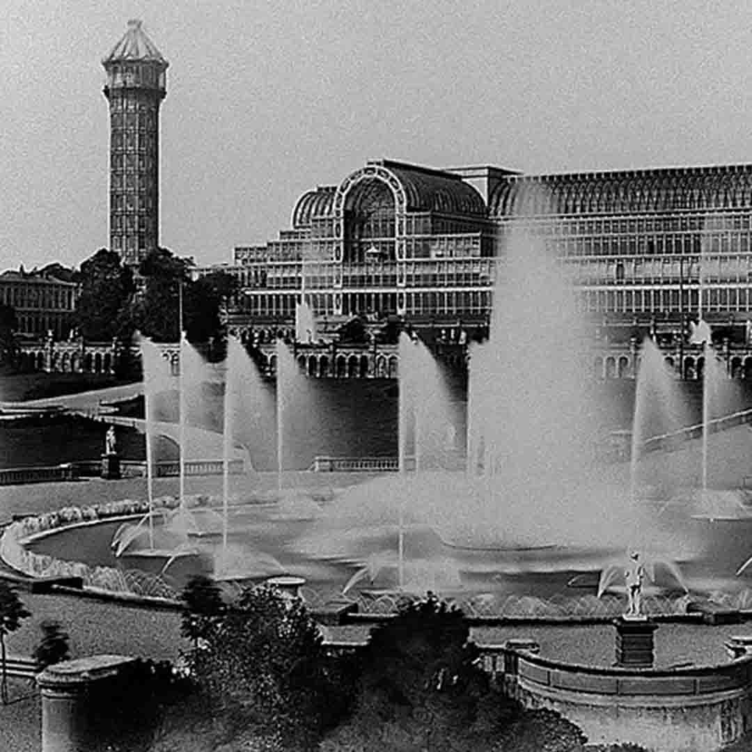Jets d'eau devant le Crustal Palace de Londres