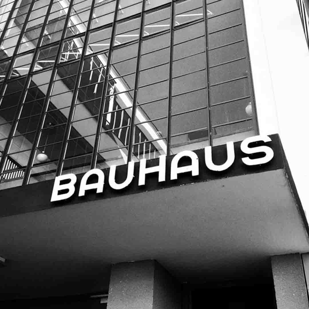 Vue sur le mur de verre à l'entrée de l'école du Bauhaus