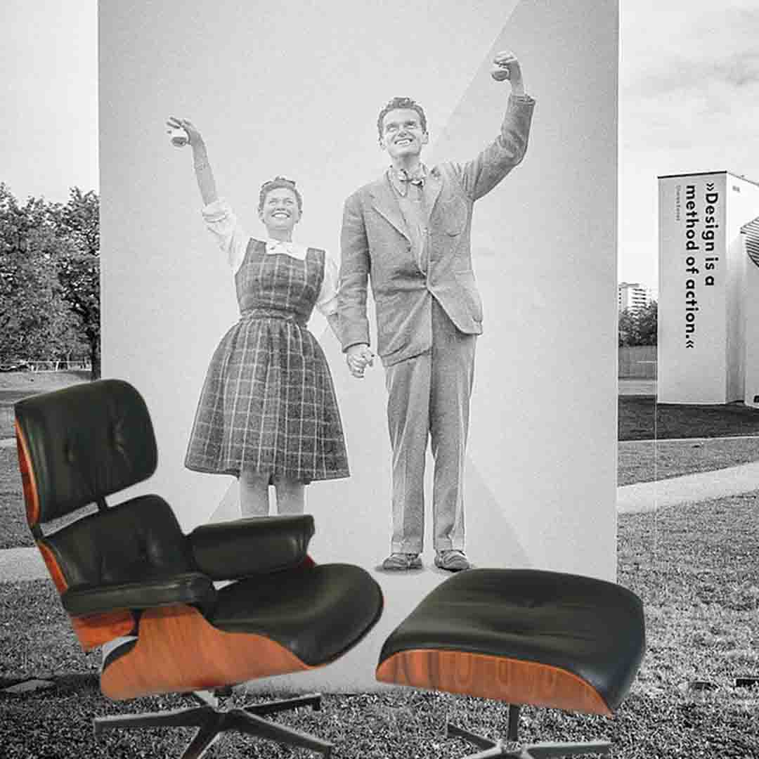 Charles et Ray Eames sur une photo d’archive, accompagnés de leur célèbre fauteuil Eames Lounge Chair et ottoman – icônes du design moderne américain