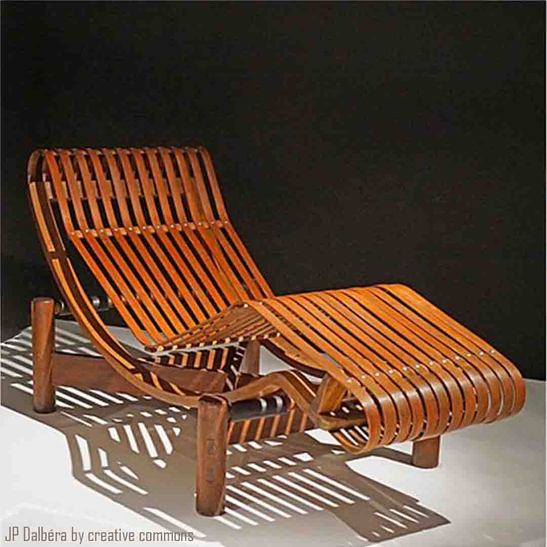 Chaise longue Tokyo en bois dessinée par Charlotte Perriand, design japonais et organique