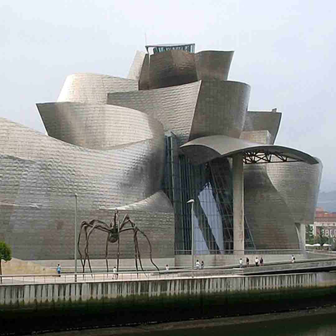 Entrée du musée Guggenheim Bilbao conçu par Frank Gehry, avec l'araignée monumentale Maman de Louise Bourgeois au premier plan.